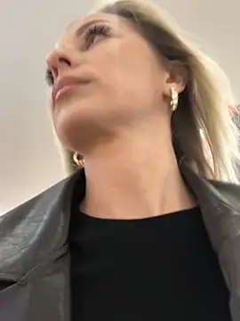 Diamond Bunny  online show from September 28, 4:03 pm