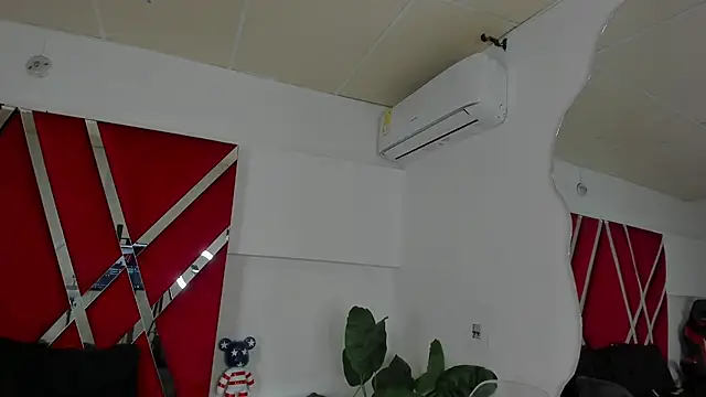 Milanxht online show from November 24, 8:20 pm