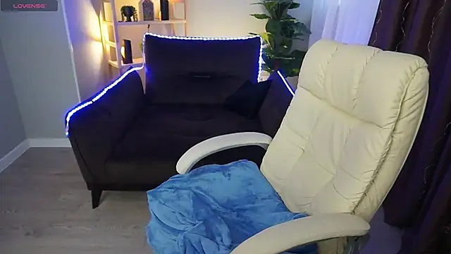 ElysLunar online show from January 8, 10:15 am