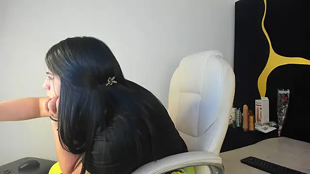 Criistaal  online show from March 10, 5:22 am