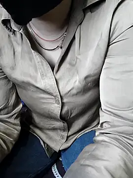 kaveerpooja947 online show from February 11, 4:40 pm