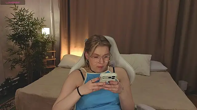 Colleen Blake online show from April 8, 12:50 pm