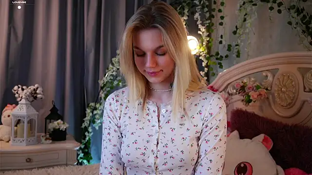 Snapshot of EdlinAlliston chatting on November 8, 1:25 pm EdlinAlliston online show from November 8, 1:25 pm