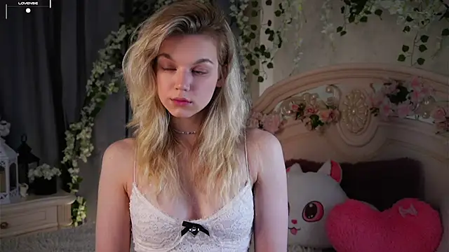 Snapshot of EdlinAlliston chatting on November 3, 2:20 pm EdlinAlliston online show from November 3, 2:20 pm