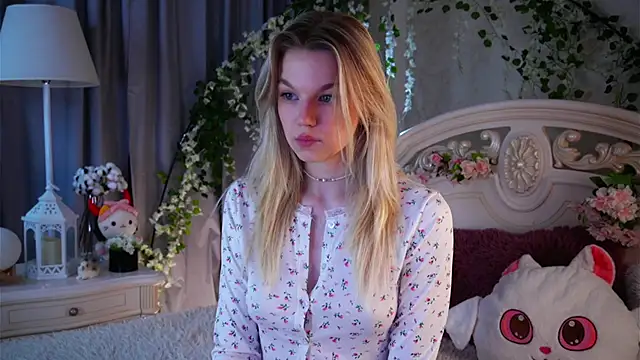 Snapshot of EdlinAlliston chatting on November 24, 2:28 pm EdlinAlliston online show from November 24, 2:28 pm