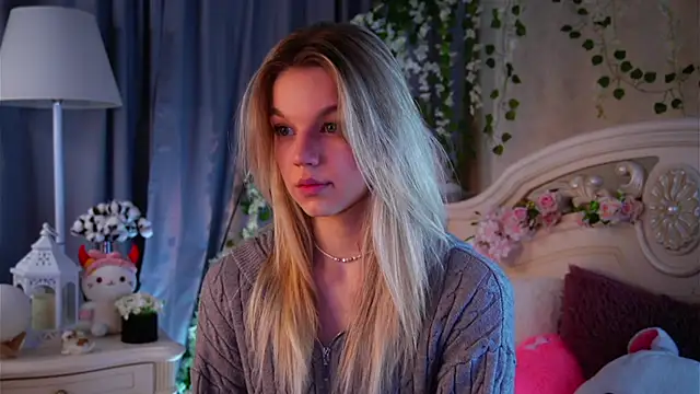 Snapshot of EdlinAlliston chatting on December 1, 2:18 pm EdlinAlliston online show from December 1, 2:18 pm