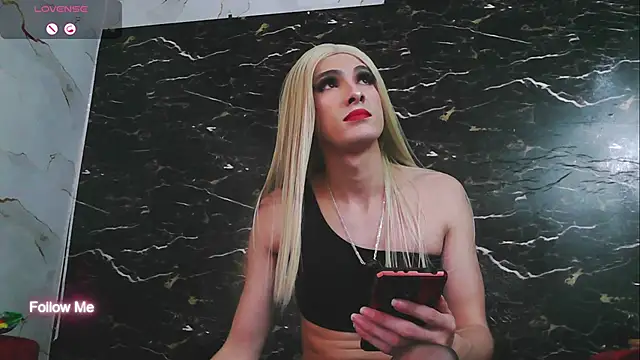 crislingery dolli online show from October 25, 1:23 pm