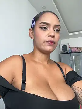 Snapshot of Sara-77 chatting on May 25, 6:28 pm Sara-77 online show from May 25, 6:28 pm