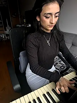 Lila Desiree online show from November 13, 4:00 pm