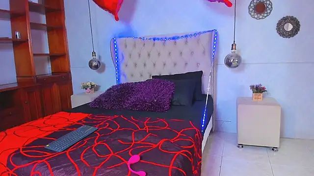 Snapshot of scarleett_brown_ chatting on February 19, 7:48 pm scarleett brown online show from February 19, 7:48 pm