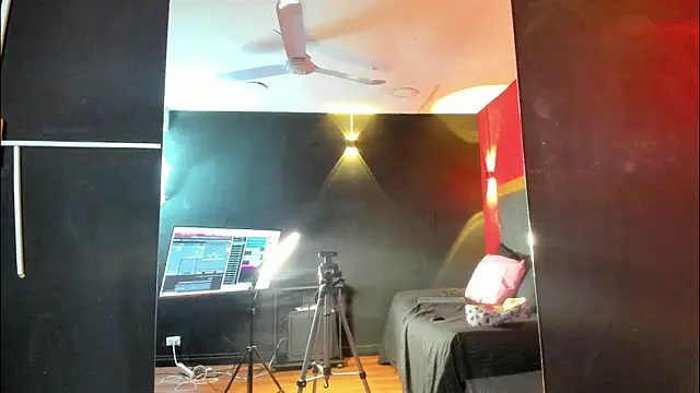 YayaHilton online show from April 4, 11:55 pm