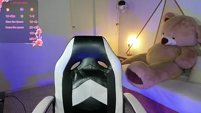 coraltaylor online show from December 7, 7:05 pm