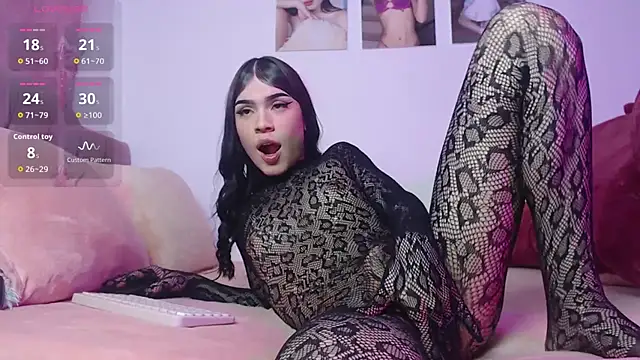 Snapshot of cuttebabe_ chatting on November 18, 11:15 pm cuttebabe online show from November 18, 11:15 pm