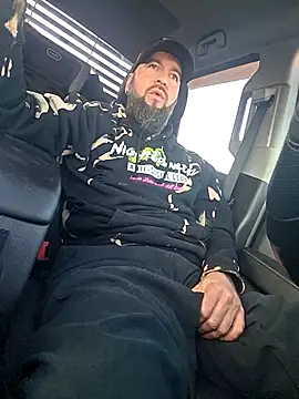 Snapshot of Beardedtattood chatting on April 26, 11:07 am Beardedtattood online show from April 26, 11:07 am