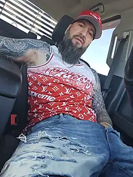 Snapshot of Beardedtattood chatting on June 2, 1:44 pm Beardedtattood online show from June 2, 1:44 pm