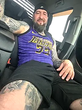 Snapshot of Beardedtattood chatting on April 25, 1:41 pm Beardedtattood online show from April 25, 1:41 pm