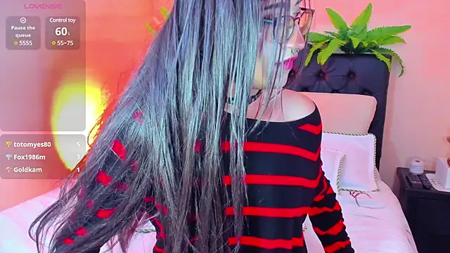 Snapshot of Lararose01 chatting on December 21, 10:39 am Lararose01 online show from December 21, 10:39 am