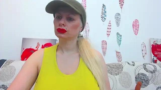 Snapshot of ForeverBarbie_ chatting on December 15, 2:17 am ForeverBarbie online show from December 15, 2:17 am