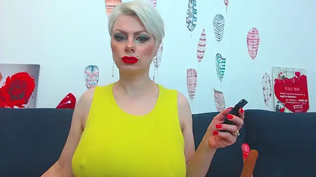 Snapshot of ForeverBarbie_ chatting on November 2, 12:15 am ForeverBarbie online show from November 2, 12:15 am