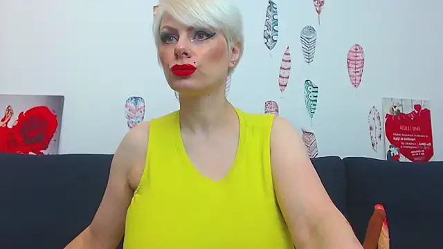 Snapshot of ForeverBarbie_ chatting on November 7, 10:35 pm ForeverBarbie online show from November 7, 10:35 pm