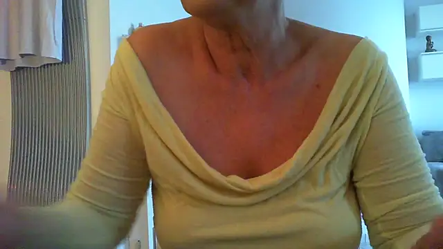 Snapshot of __Angel78__ chatting on October 1, 12:53 pm Angel78 online show from October 1, 12:53 pm