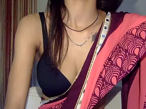 MAAYRA 09 online show from October 30, 9:40 am