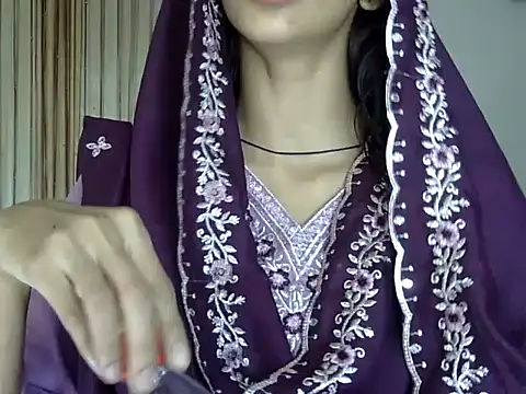 Snapshot of MAAYRA_09 chatting on September 28, 10:44 am MAAYRA 09 online show from September 28, 10:44 am