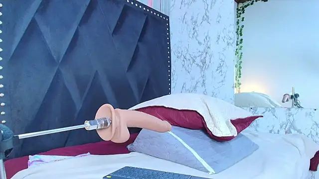 Naia x online show from April 8, 7:59 pm