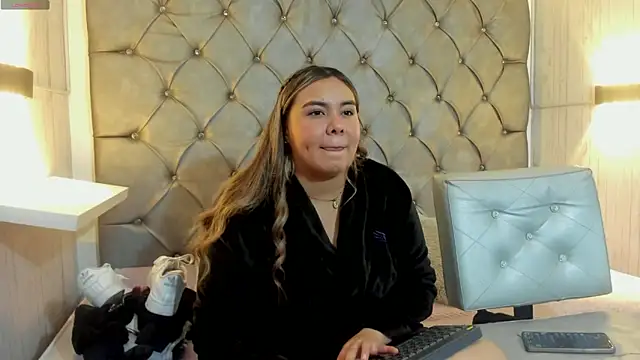 lunula angels online show from December 3, 8:22 pm