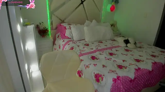 Snapshot of roxannkanneth__ chatting on September 20, 1:10 am roxannkanneth online show from September 20, 1:10 am