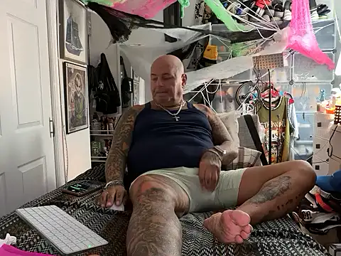 joeytatts66 online show from October 1, 1:22 am