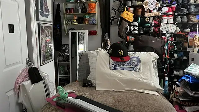 joeytatts66 online show from February 18, 2:42 am