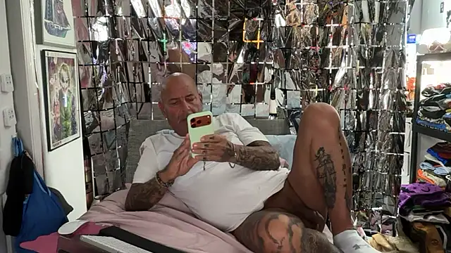 joeytatts66 online show from April 15, 1:22 am