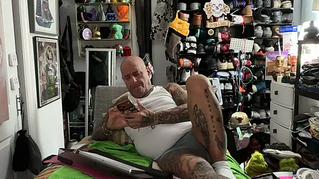 joeytatts66 online show from May 22, 1:03 am