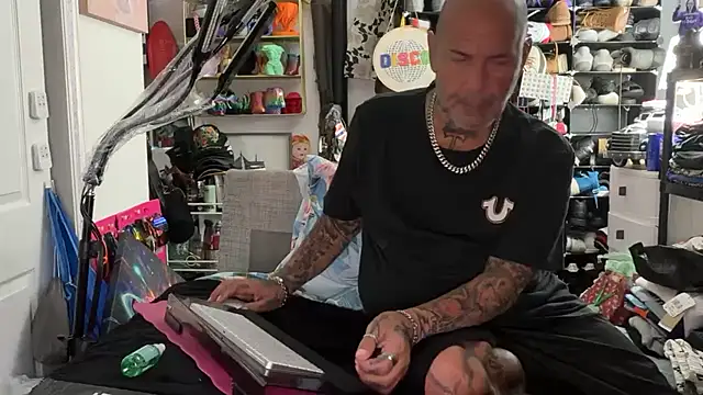 Snapshot of joeytatts66 chatting on June 20, 4:50 am joeytatts66 online show from June 20, 4:50 am