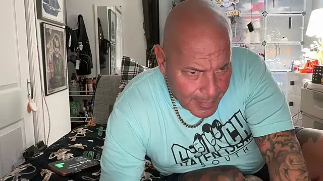 joeytatts66 online show from October 28, 1:06 am