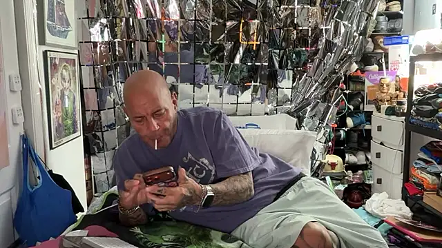 joeytatts66 online show from May 3, 1:44 am