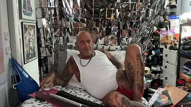 joeytatts66 online show from April 27, 1:36 am