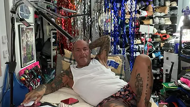 Snapshot of joeytatts66 chatting on June 6, 2:06 am joeytatts66 online show from June 6, 2:06 am