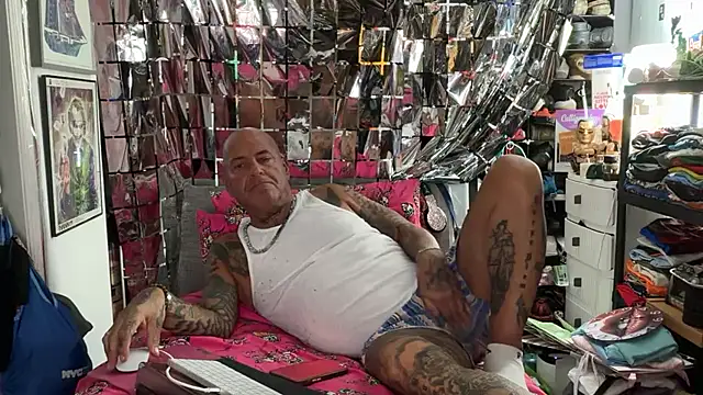 joeytatts66 online show from April 19, 1:50 am