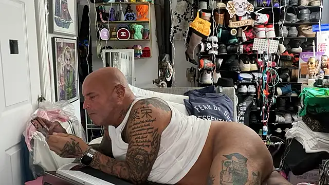 joeytatts66 online show from March 11, 1:32 am