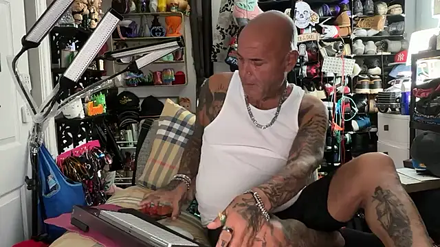 Snapshot of joeytatts66 chatting on July 14, 1:49 am joeytatts66 online show from July 14, 1:49 am