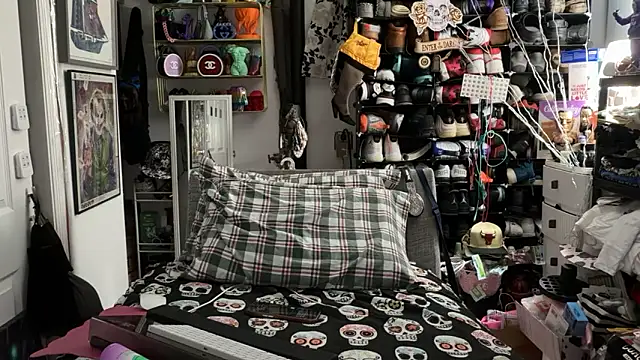 joeytatts66 online show from March 26, 1:48 am