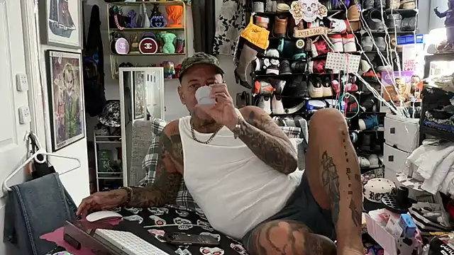 joeytatts66 online show from March 25, 3:17 am