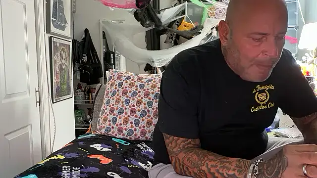 joeytatts66 online show from October 3, 1:42 am