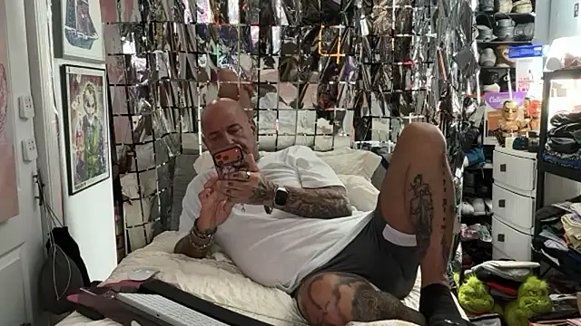 joeytatts66 online show from May 17, 1:27 am