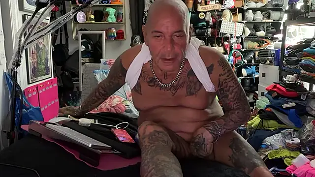 Snapshot of joeytatts66 chatting on June 14, 2:24 am joeytatts66 online show from June 14, 2:24 am