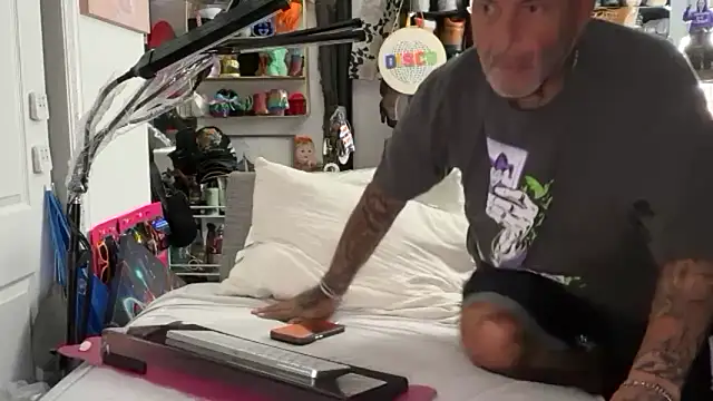 Snapshot of joeytatts66 chatting on June 21, 2:28 am joeytatts66 online show from June 21, 2:28 am