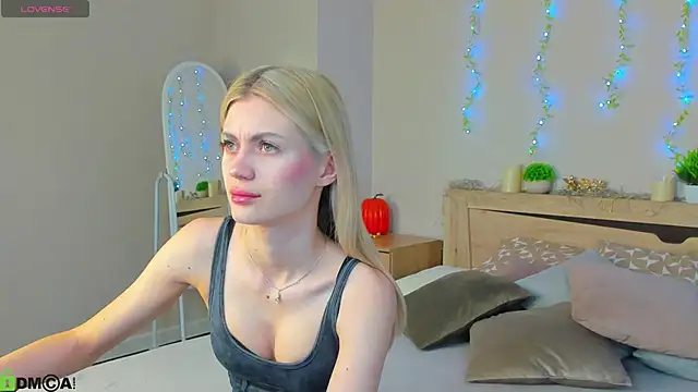 Snapshot of Cherry_Price chatting on May 14, 11:24 pm Cherry Price online show from May 14, 11:24 pm