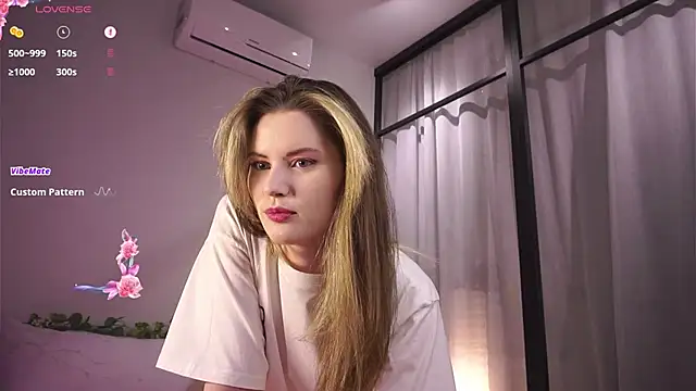 Snapshot of LoraDevon chatting on November 17, 5:50 pm LoraDevon online show from November 17, 5:50 pm